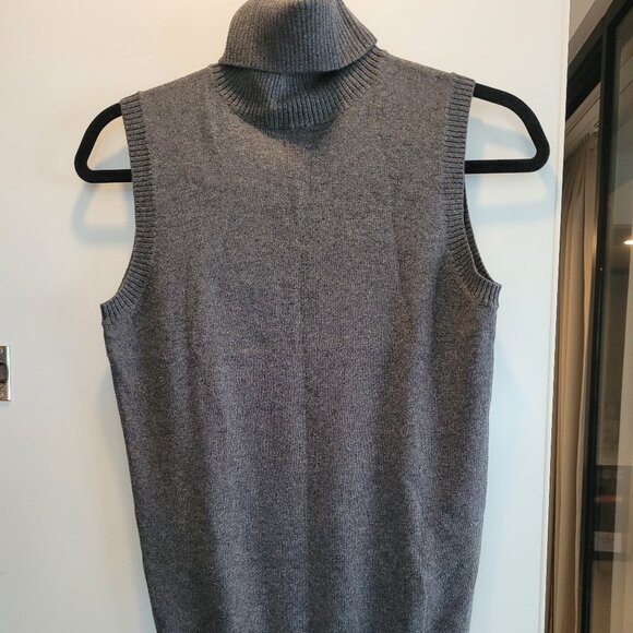 Dark gray short sleeve turtle neck sweater - Picture 2 of 3